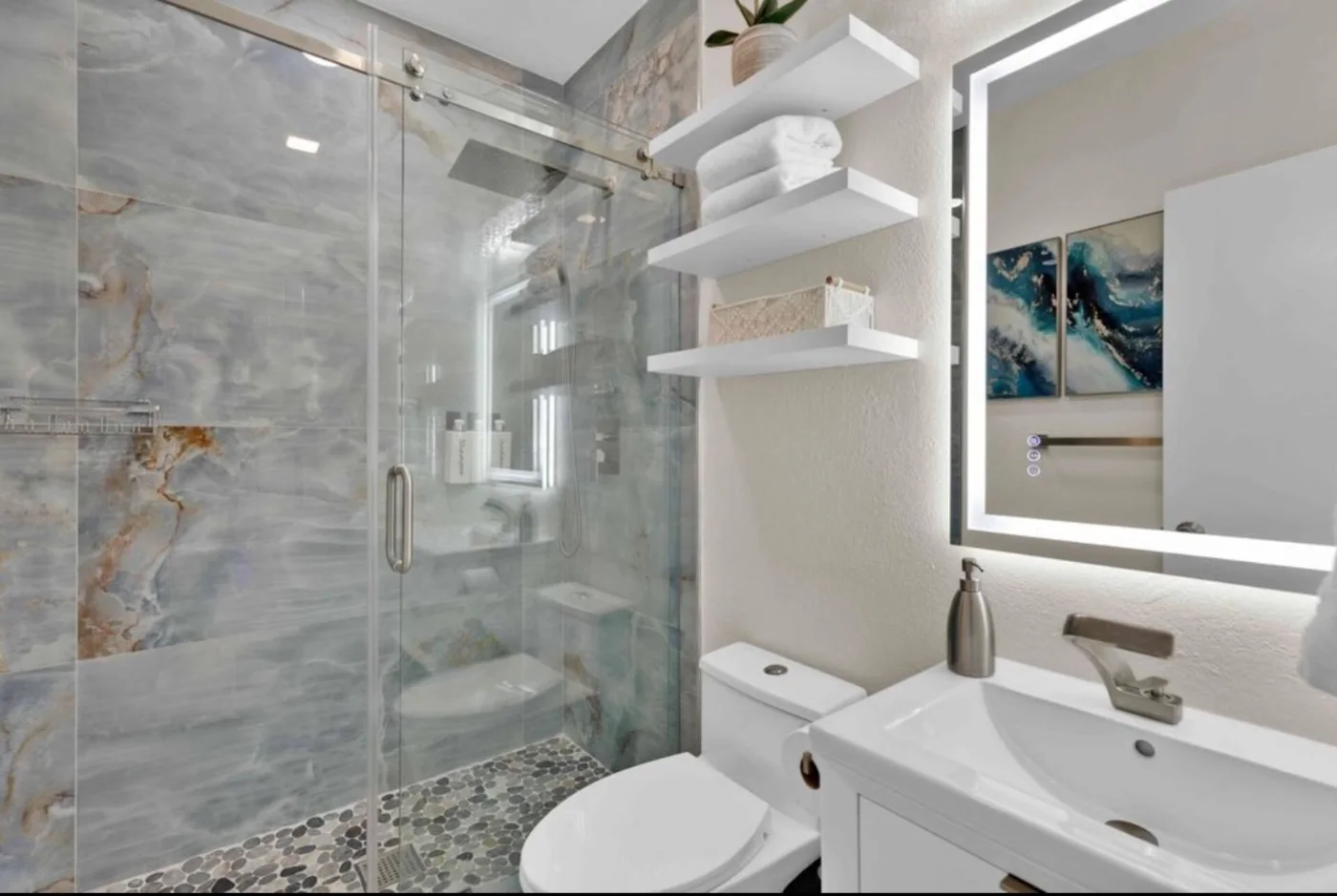 Baño con ducha de cristal