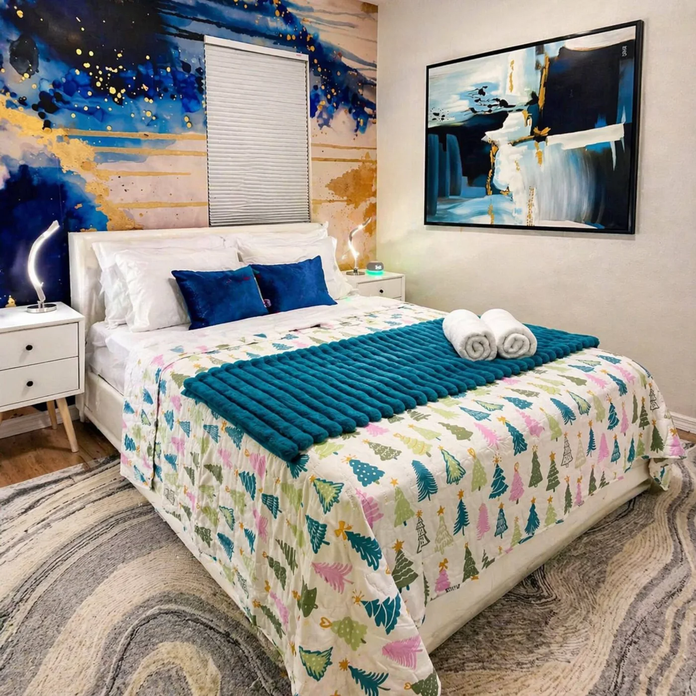 Dormitorio con colcha de colores