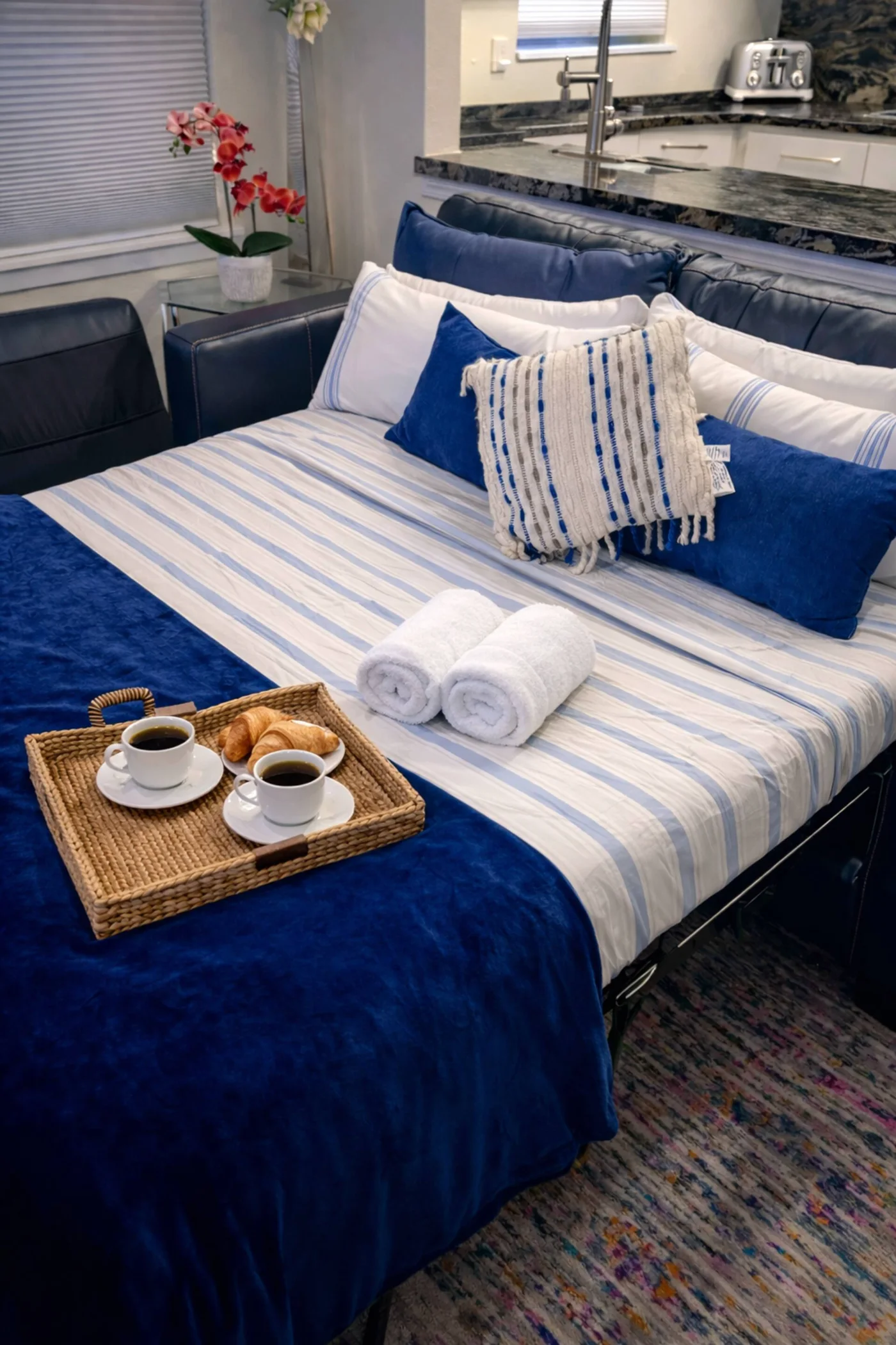 Cama preparada con bandeja de desayuno