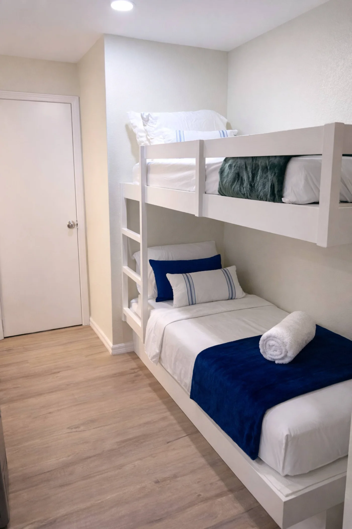 Literas con ropa de cama azul